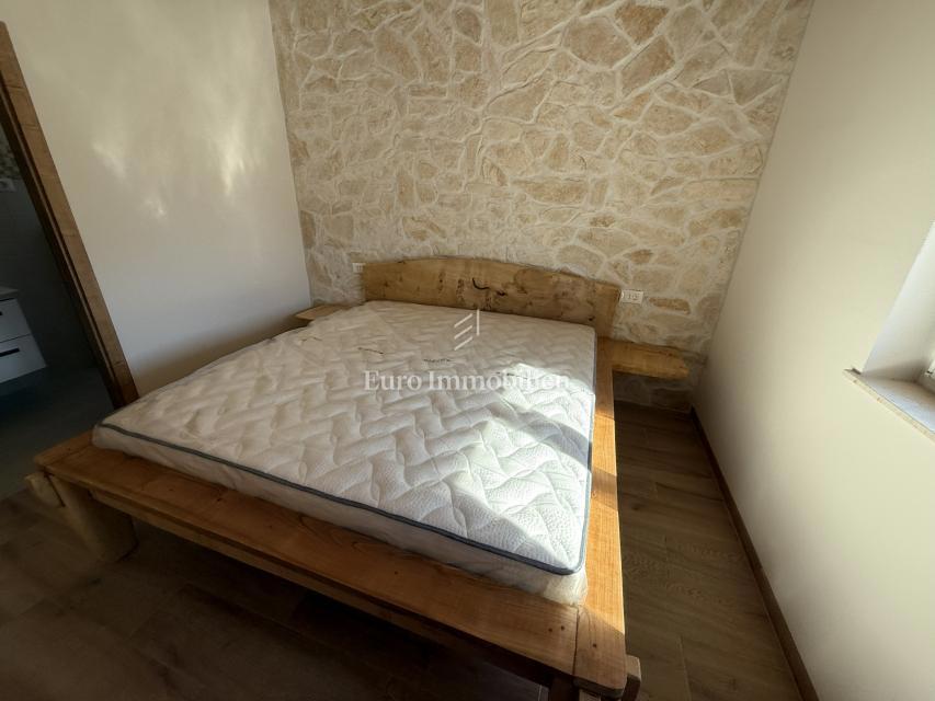 Vrsi - hiša z bazenom in vrtom