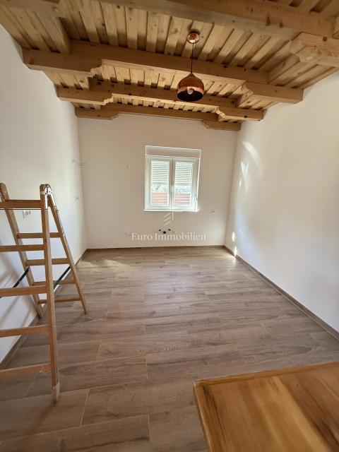 Vrsi - hiša z bazenom in vrtom