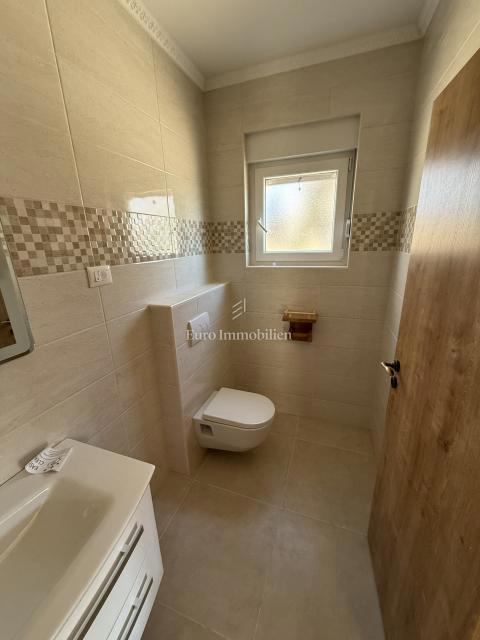 Vrsi - hiša z bazenom in vrtom