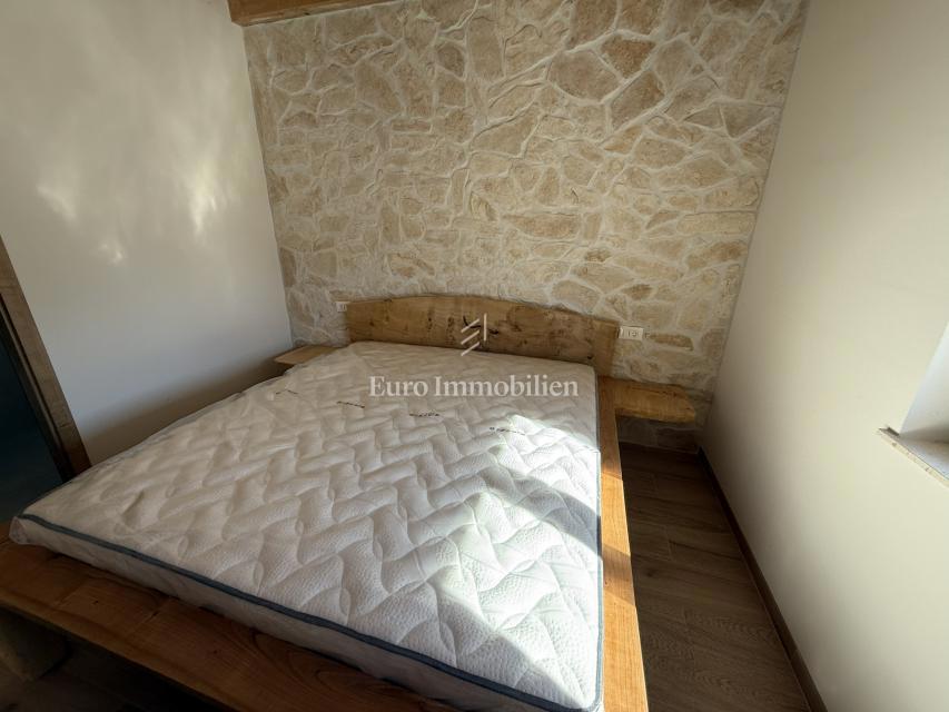 Vrsi - hiša z bazenom in vrtom