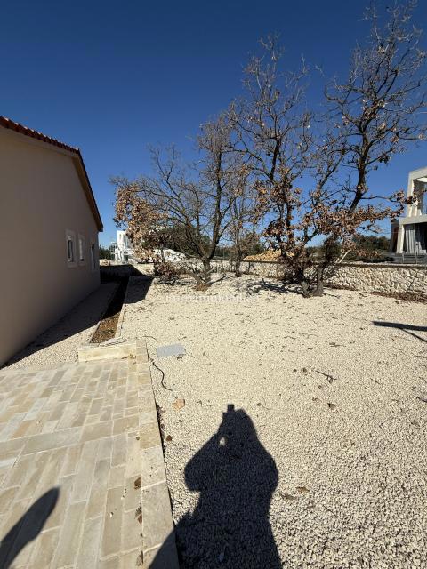 Vrsi - hiša z bazenom in vrtom