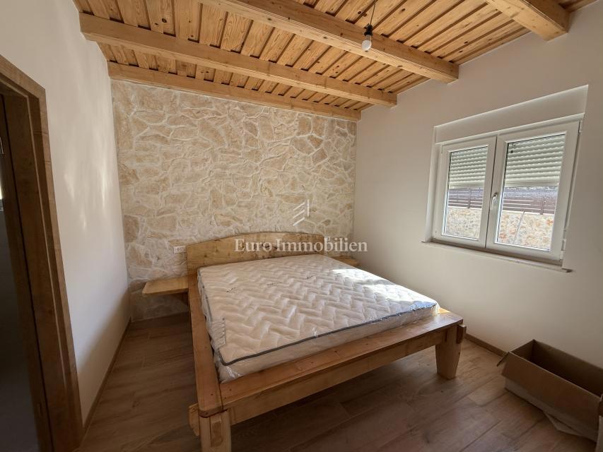 Vrsi - hiša z bazenom in vrtom