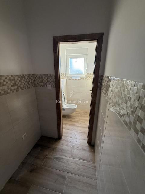 Vrsi - hiša z bazenom in vrtom