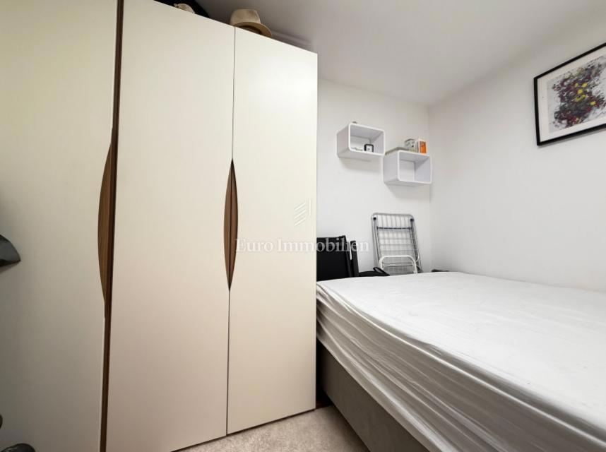 Gajac - stanovanje z dvema terasama in vrtom, blizu morja