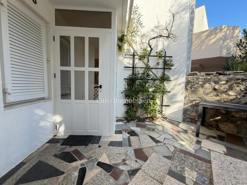 Gajac - stanovanje z dvema terasama in vrtom, blizu morja