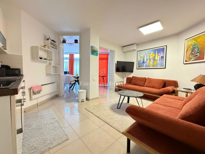 Gajac - stanovanje z dvema terasama in vrtom, blizu morja