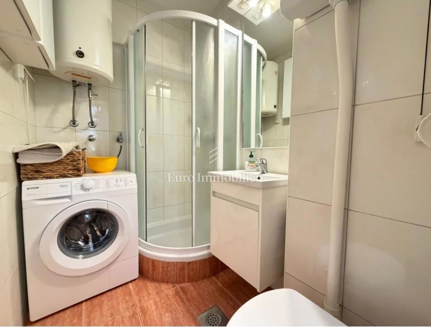 Gajac - stanovanje z dvema terasama in vrtom, blizu morja