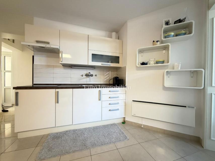 Gajac - stanovanje z dvema terasama in vrtom, blizu morja