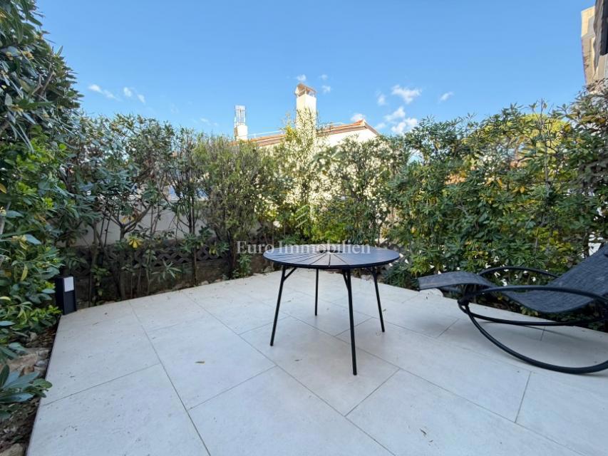 Gajac - stanovanje z dvema terasama in vrtom, blizu morja