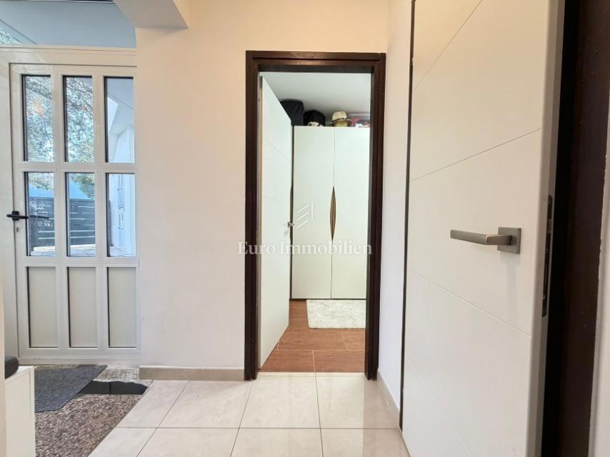 Gajac - stanovanje z dvema terasama in vrtom, blizu morja