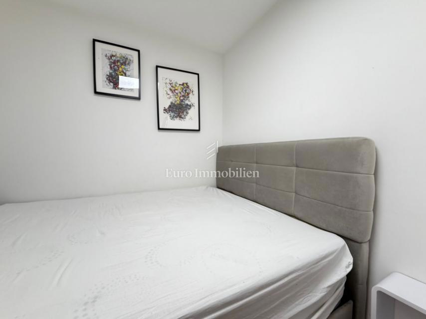 Gajac - stanovanje z dvema terasama in vrtom, blizu morja