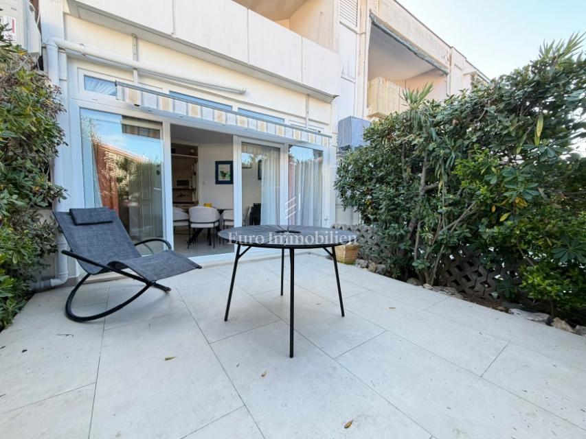 Gajac - stanovanje z dvema terasama in vrtom, blizu morja