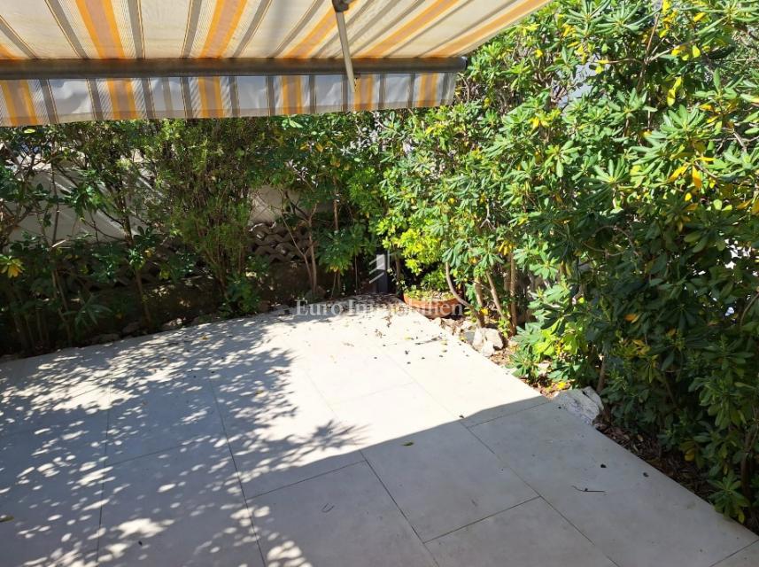 Gajac - stanovanje z dvema terasama in vrtom, blizu morja