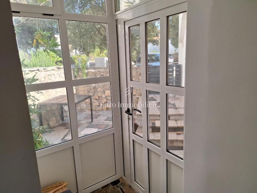 Gajac - stanovanje z dvema terasama in vrtom, blizu morja