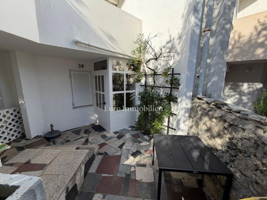 Gajac - stanovanje z dvema terasama in vrtom, blizu morja