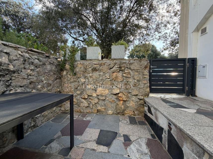 Gajac - stanovanje z dvema terasama in vrtom, blizu morja