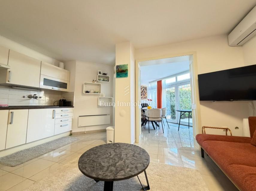 Gajac - stanovanje z dvema terasama in vrtom, blizu morja