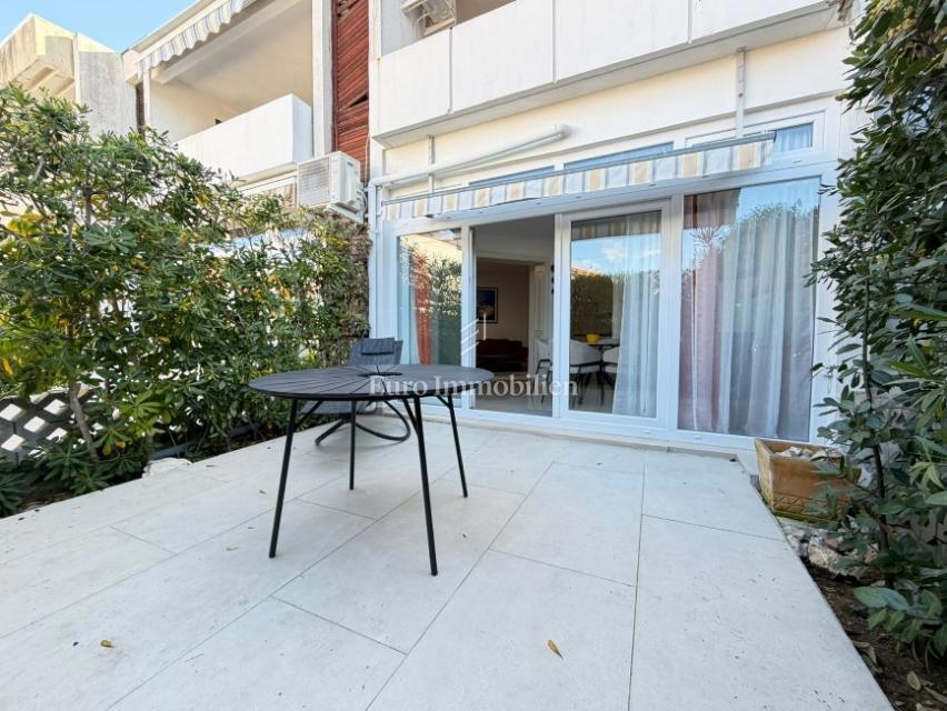 Gajac - stanovanje z dvema terasama in vrtom, blizu morja