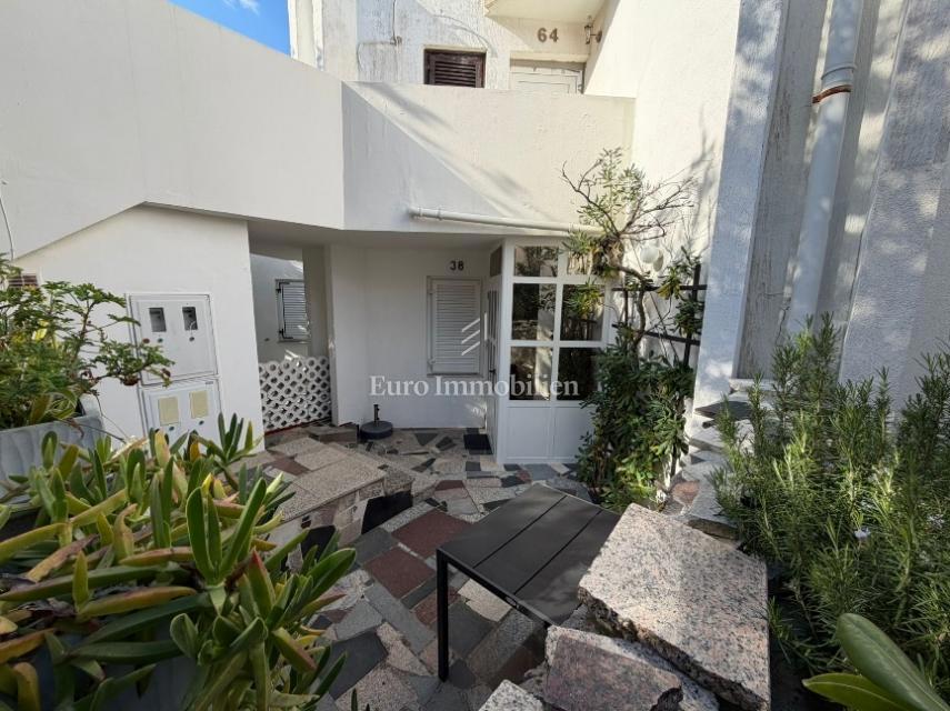 Gajac - stanovanje z dvema terasama in vrtom, blizu morja