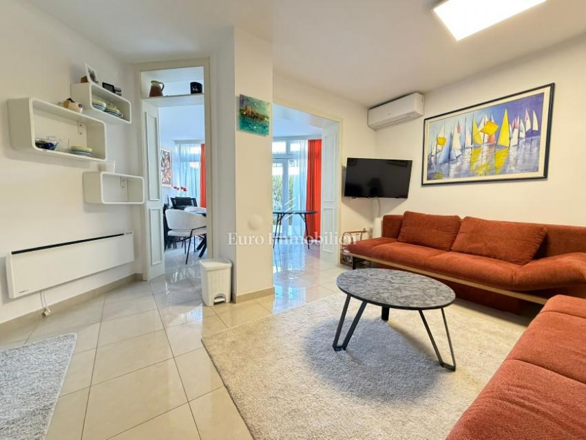 Gajac - stanovanje z dvema terasama in vrtom, blizu morja