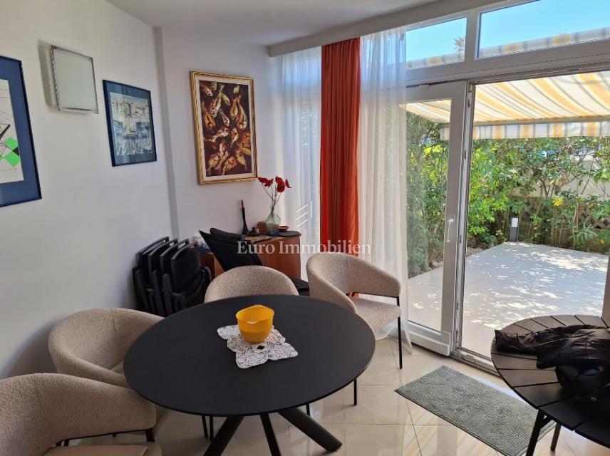 Gajac - stanovanje z dvema terasama in vrtom, blizu morja