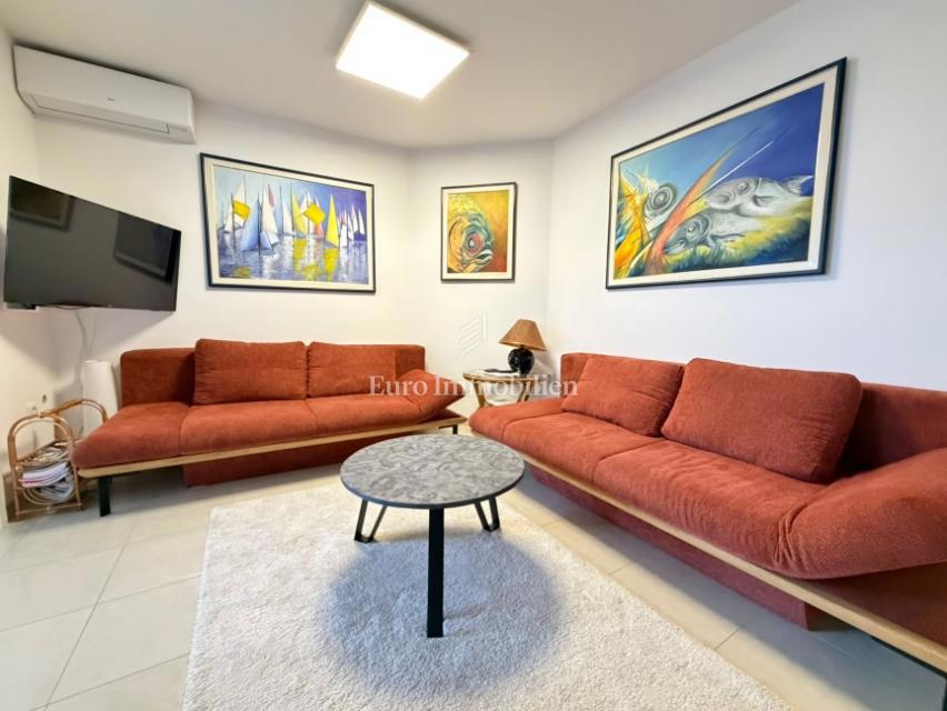 Gajac - stanovanje z dvema terasama in vrtom, blizu morja