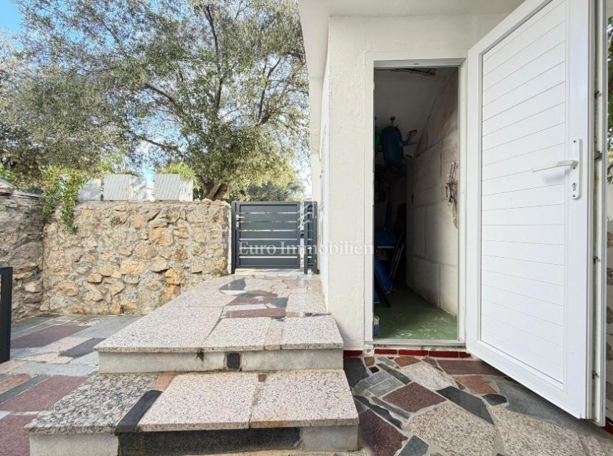 Gajac - stanovanje z dvema terasama in vrtom, blizu morja