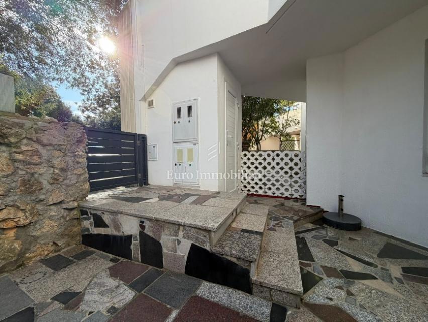 Gajac - stanovanje z dvema terasama in vrtom, blizu morja