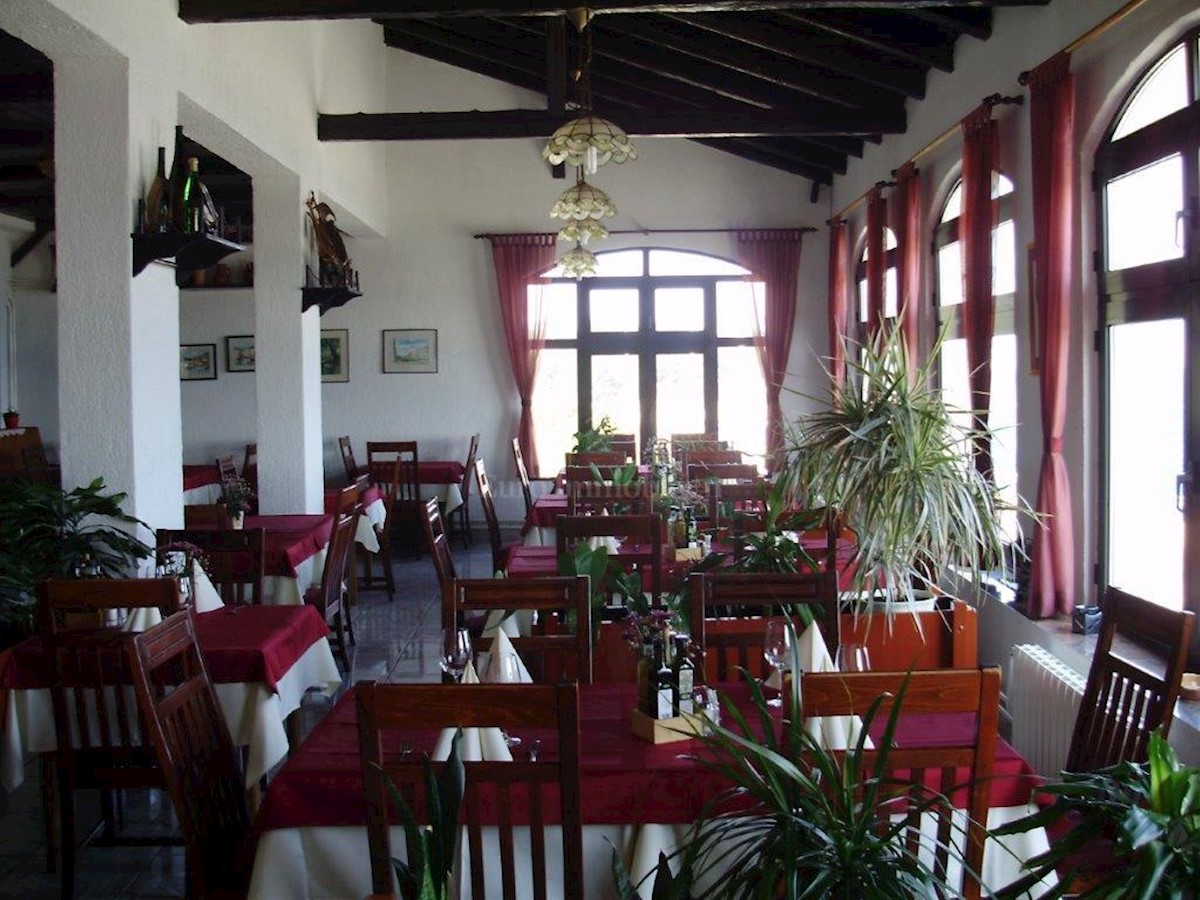 Uhodani restoran prvi red do mora