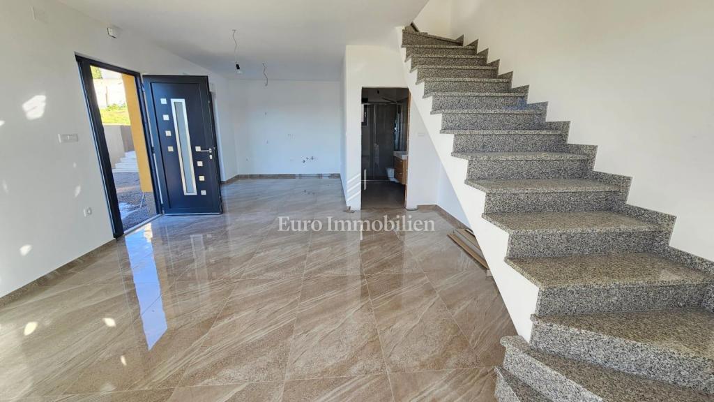 Družinska hiša z dvema apartmajema, Dramalj