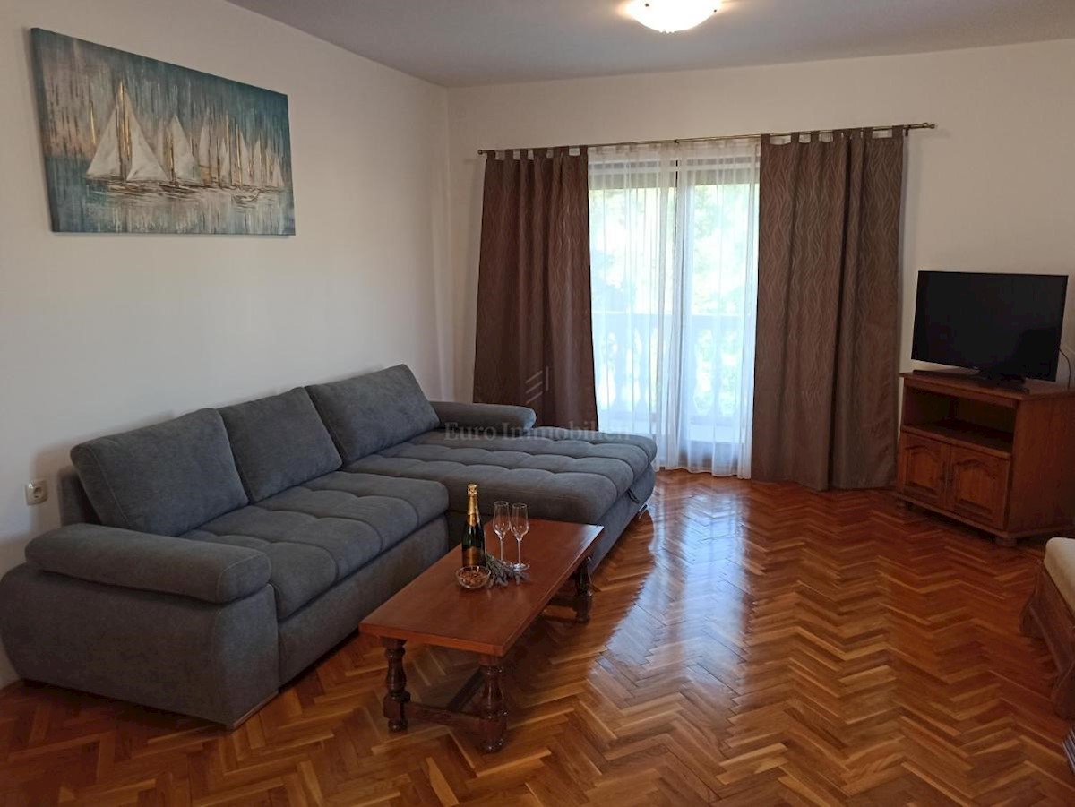 Apartmajska hiša na odlični lokaciji s pogledom na morje