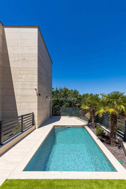 Luksuzni apartma z bazenom v bližini plaže, Malinska
