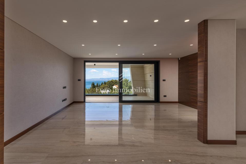 Luksuzni apartma z bazenom v bližini plaže, Malinska
