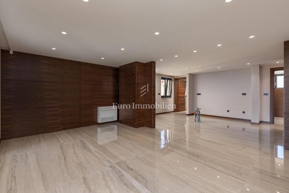 Luksuzni apartma z bazenom v bližini plaže, Malinska
