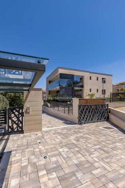 Luksuzni apartma z bazenom v bližini plaže, Malinska
