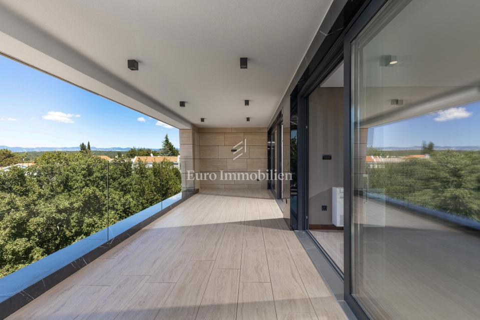 Luksuzni apartma z bazenom v bližini plaže, Malinska