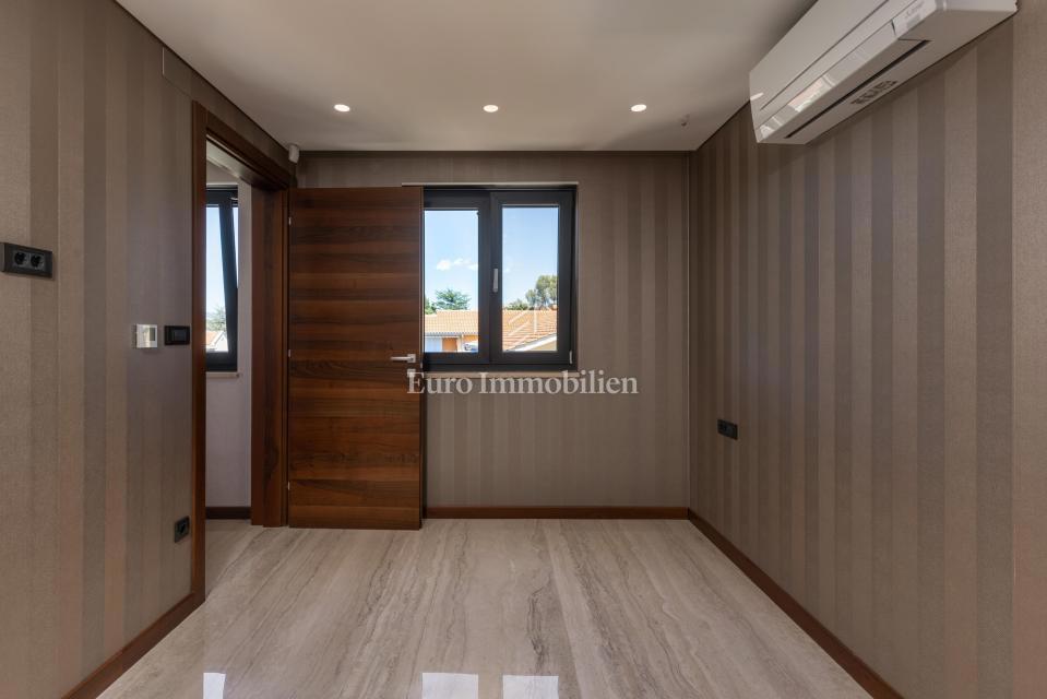 Luksuzni apartma z bazenom v bližini plaže, Malinska