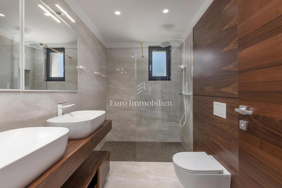 Luksuzni apartma z bazenom v bližini plaže, Malinska