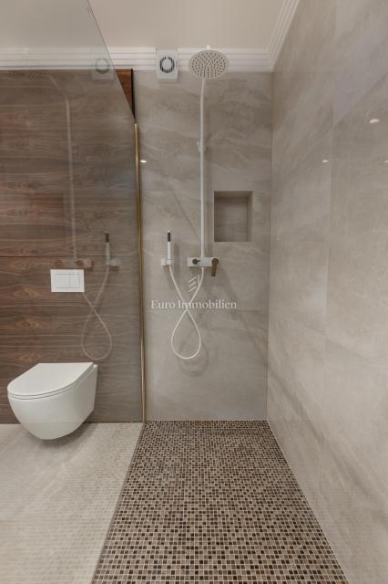 Luksuzni apartma z bazenom v bližini plaže, Malinska