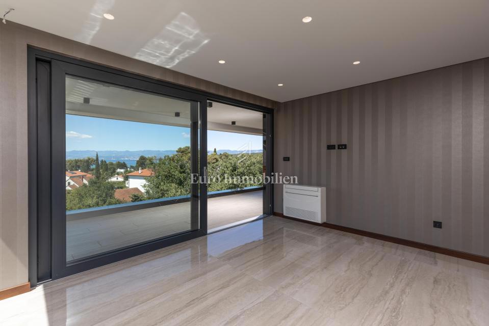 Luksuzni apartma z bazenom v bližini plaže, Malinska