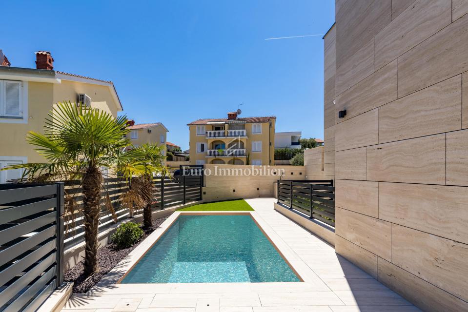 Luksuzni apartma z bazenom v bližini plaže, Malinska