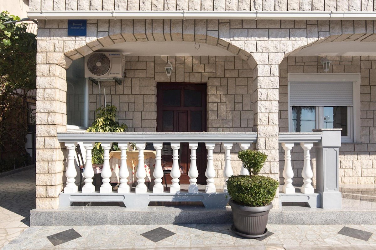 Hiša s 6 apartmaji in bazenom, Crikvenica