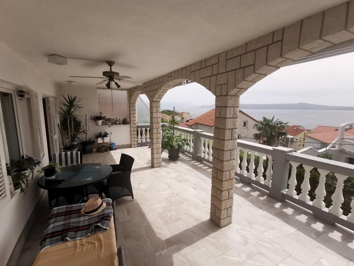 Hiša s 6 apartmaji in bazenom, Crikvenica