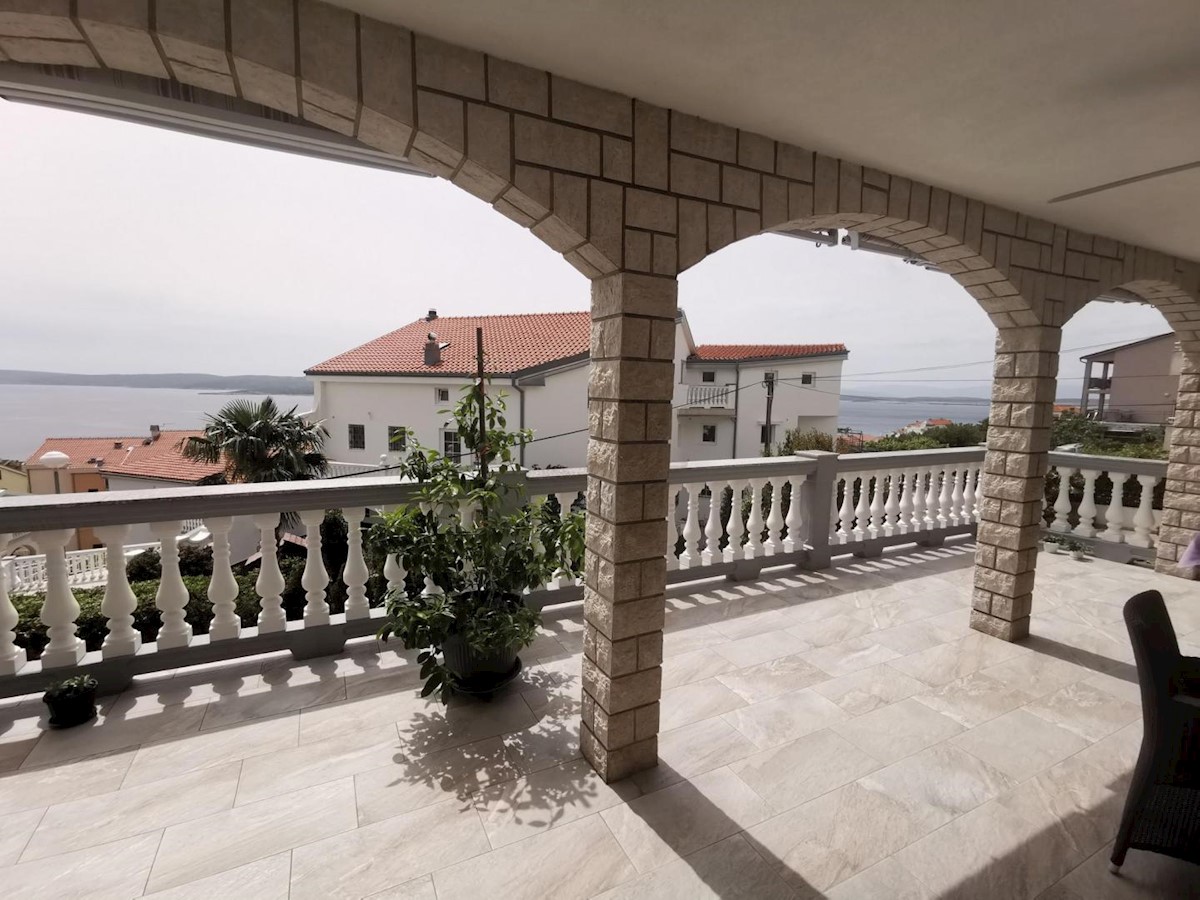 Hiša s 6 apartmaji in bazenom, Crikvenica