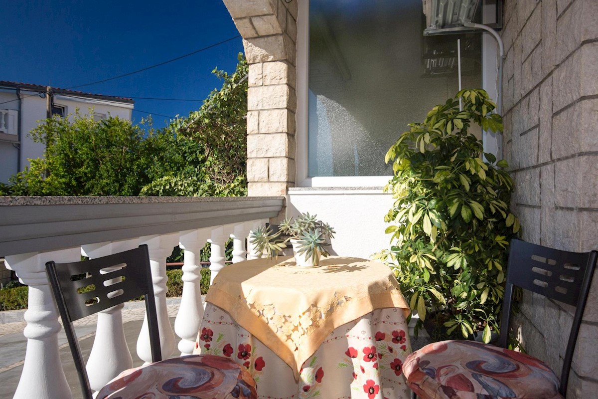 Hiša s 6 apartmaji in bazenom, Crikvenica