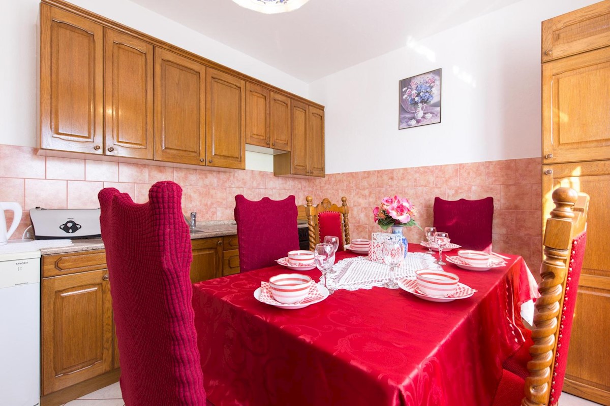 Hiša s 6 apartmaji in bazenom, Crikvenica
