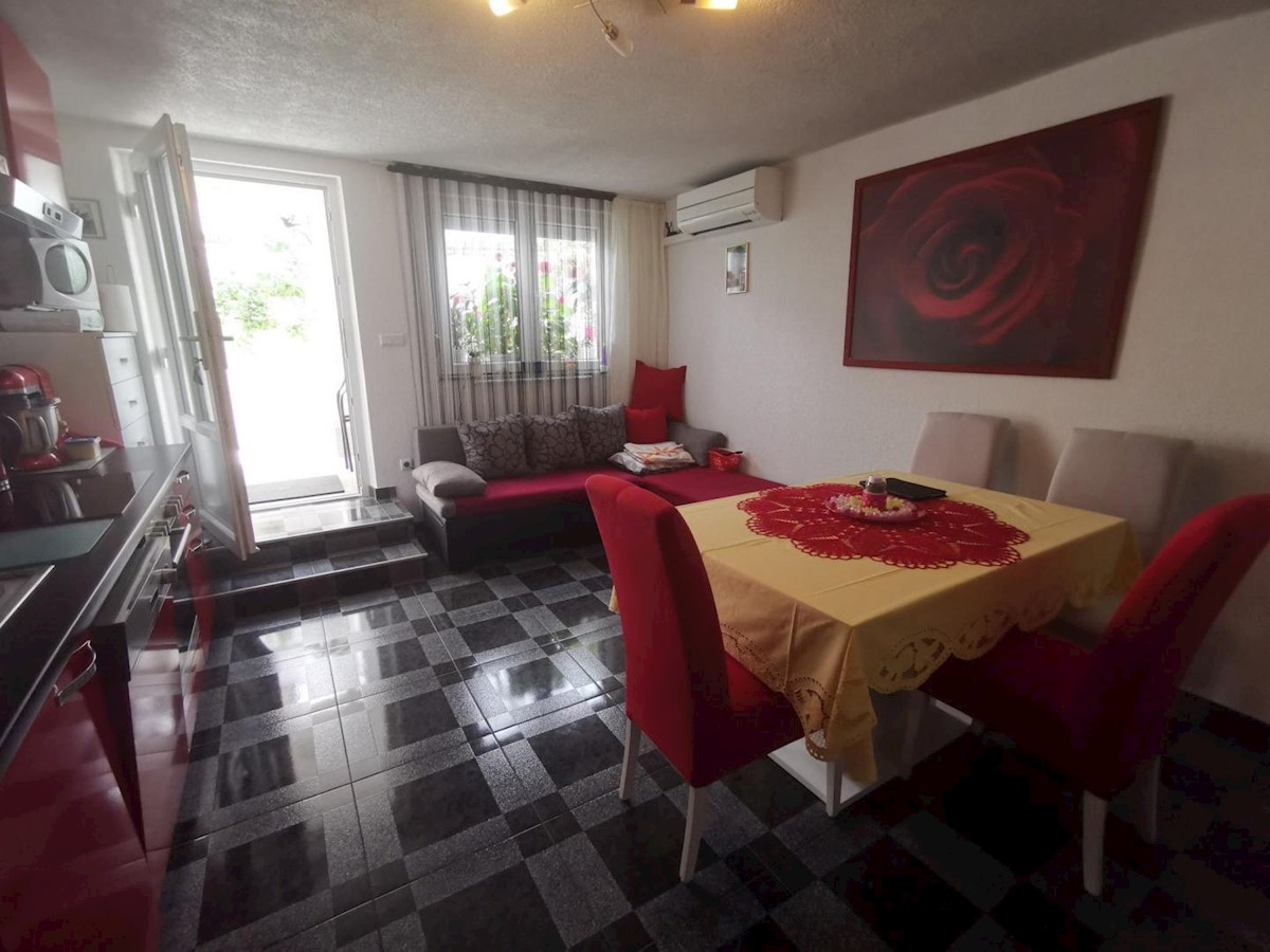 Hiša s 6 apartmaji in bazenom, Crikvenica