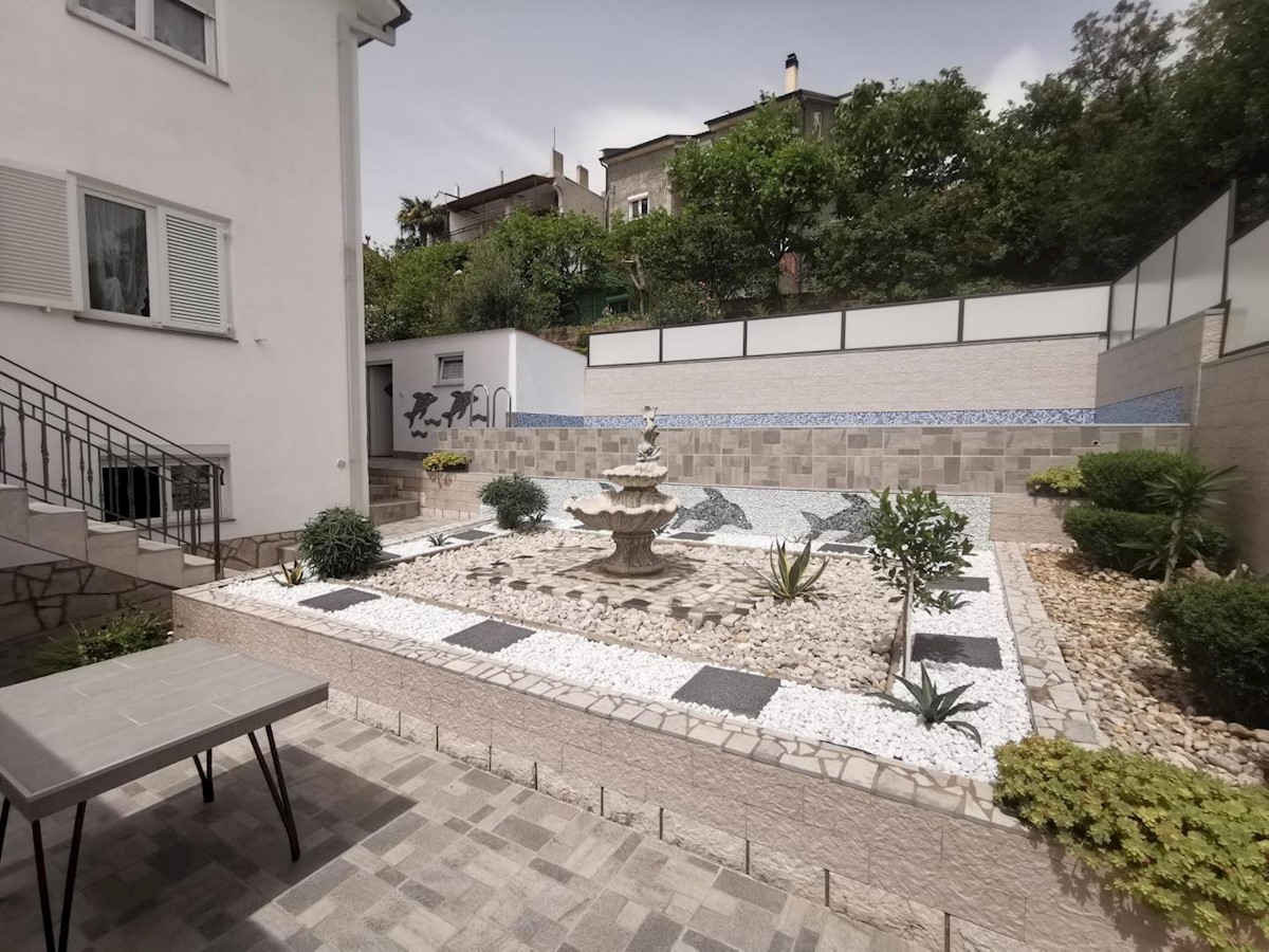 Hiša s 6 apartmaji in bazenom, Crikvenica