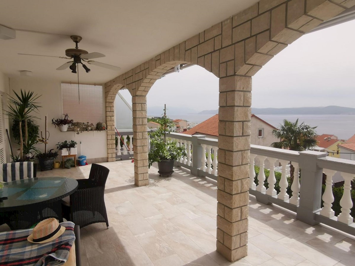 Hiša s 6 apartmaji in bazenom, Crikvenica