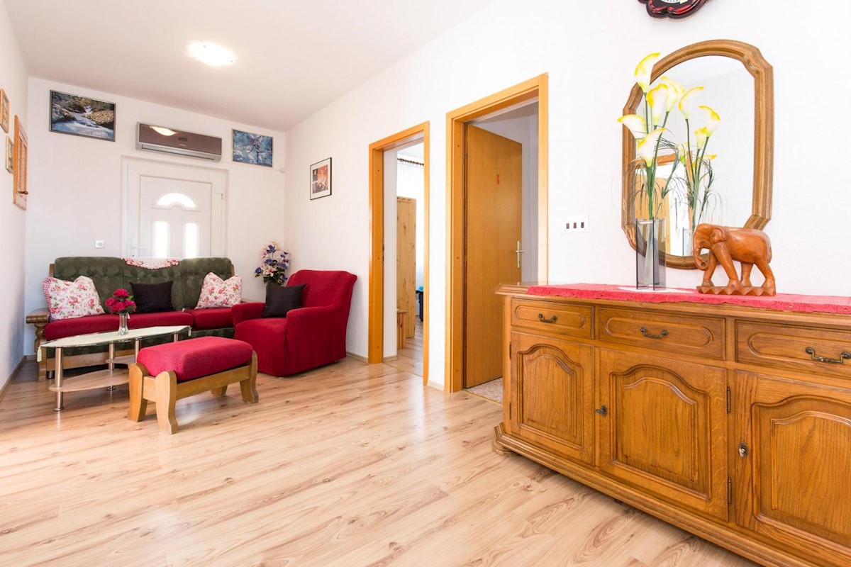 Hiša s 6 apartmaji in bazenom, Crikvenica